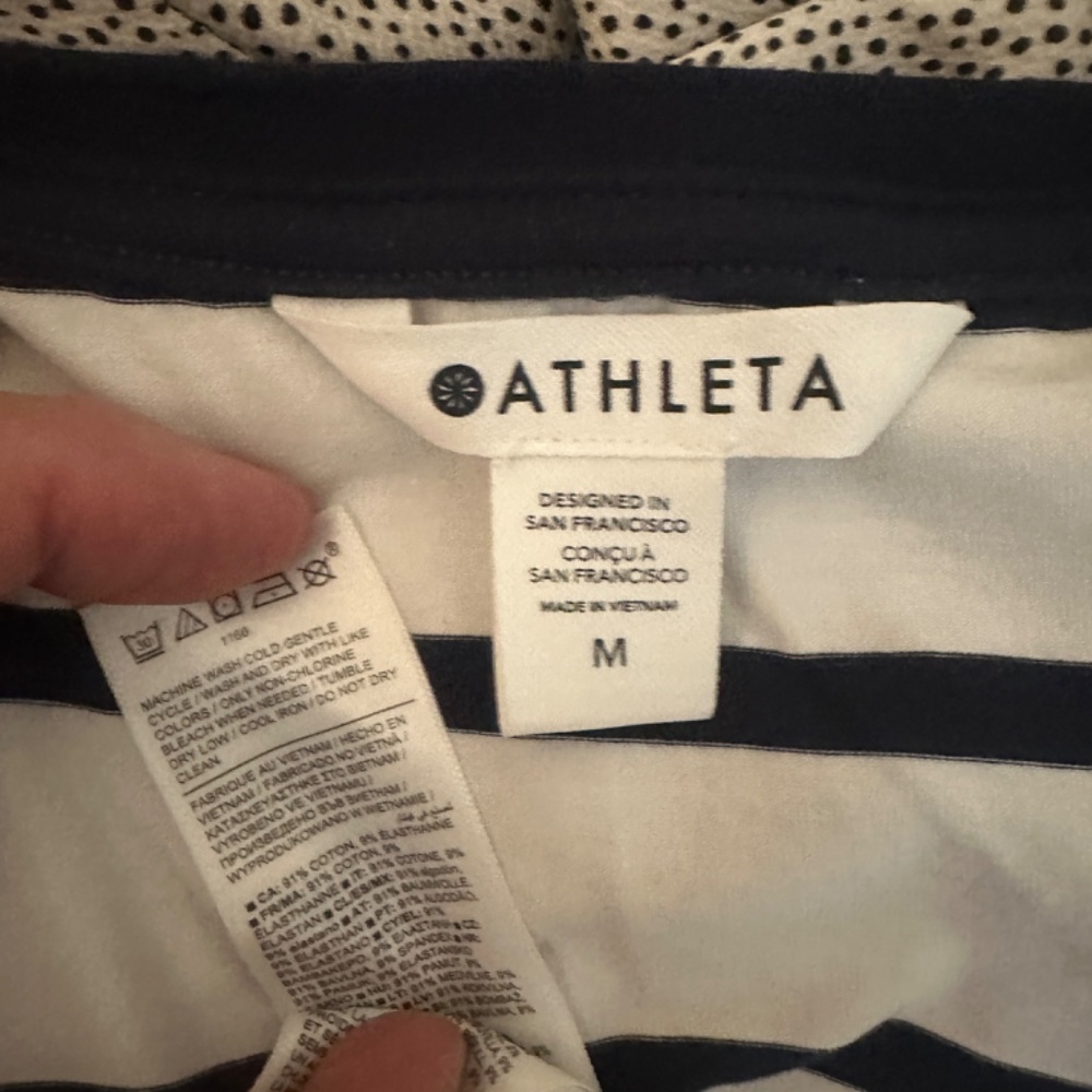 Athleta V Neck T Shirt Medium Gently worn 91% cotton/9% spandex 20" armpits - Picture 3 of 3